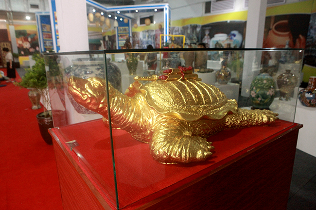 Chủ nhân của tác phẩm là anh Nguyễn Dương &#40;Bát Tràng, Gia Lâm, Hà Nội&#41;. Anh Dương cho biết, toàn bộ “cụ” rùa được mạ vàng 9999 và mới được làm trong năm nay.