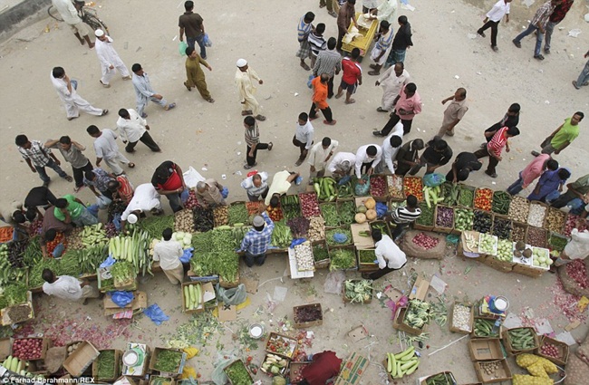 Chợ bán các loại rau cho công nhân tại Sonapur. Đây là nơi cung cấp rau và trái cây cho họ dùng trong các bữa ăn.