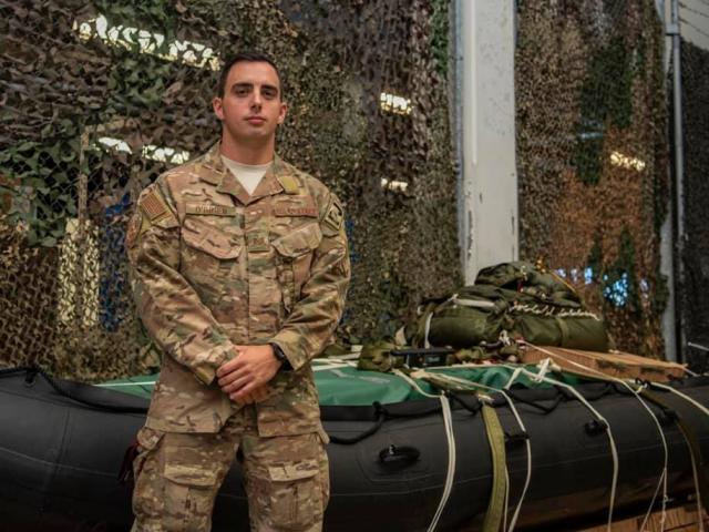 Phi thường - kỳ quặc - Trên đường đi nhận giải thưởng chiến công, phi công Mỹ lại lập công mới