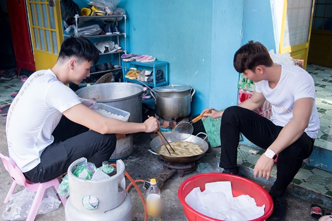 3 chàng Mister Việt Nam không ngại lăn xả vào bếp nấu ăn cho người khuyết tật - 9