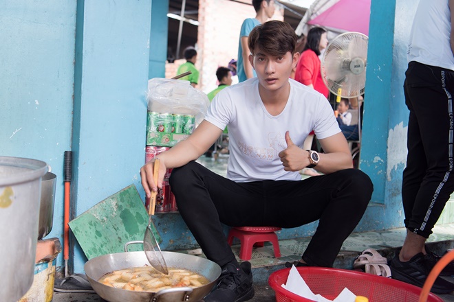 3 chàng Mister Việt Nam không ngại lăn xả vào bếp nấu ăn cho người khuyết tật - 12