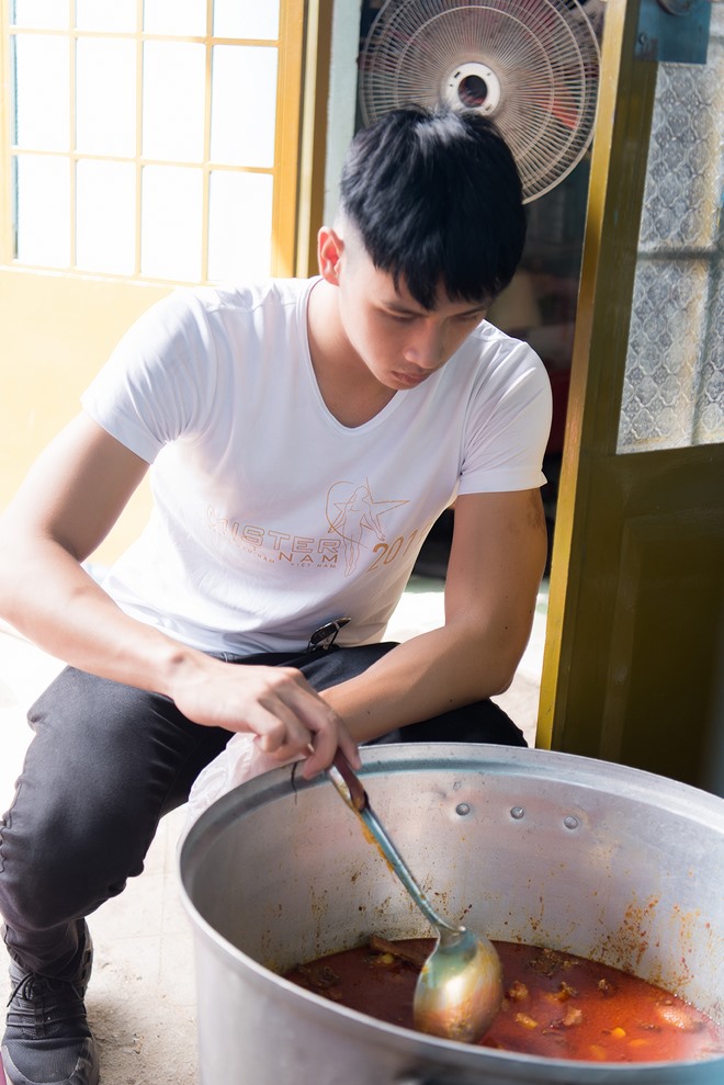 3 chàng Mister Việt Nam không ngại lăn xả vào bếp nấu ăn cho người khuyết tật - 11