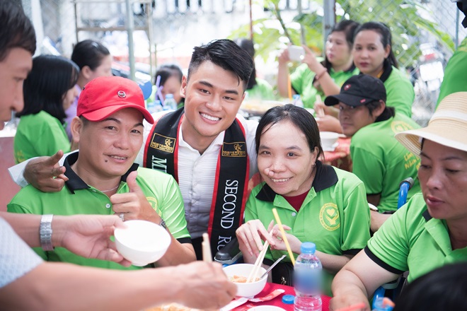 3 chàng Mister Việt Nam không ngại lăn xả vào bếp nấu ăn cho người khuyết tật - 3