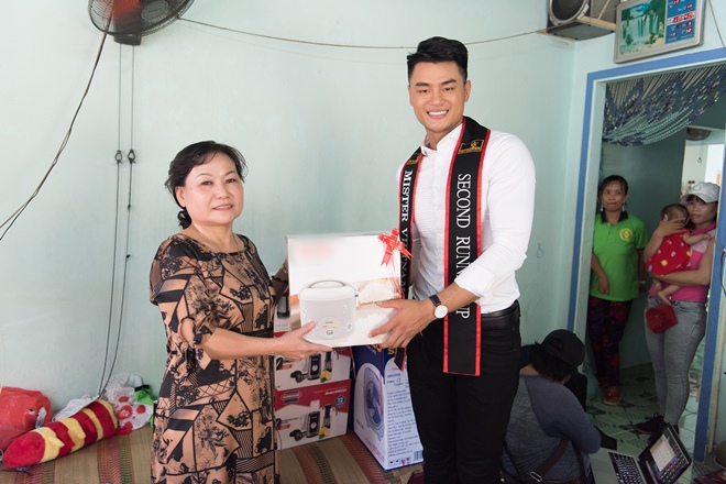 3 chàng Mister Việt Nam không ngại lăn xả vào bếp nấu ăn cho người khuyết tật - 4