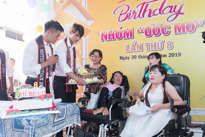 3 chàng Mister Việt Nam không ngại lăn xả vào bếp nấu ăn cho người khuyết tật - 7