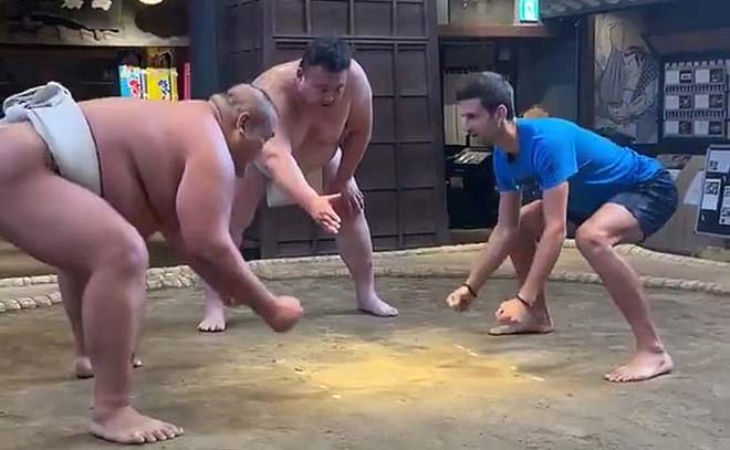 Djokovic thử sức ở môn sumo