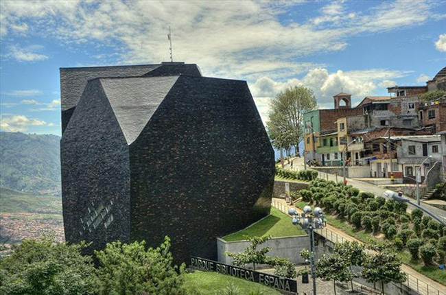 Biblioteca Espanã, Santo Domingo, Colombia.
