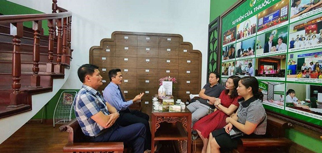 Ông Nguyễn Quang Hưng tiếp đón đoàn đại biểu của Bộ Y tế tham quan và làm việc tại Trung tâm Thuốc dân tộc