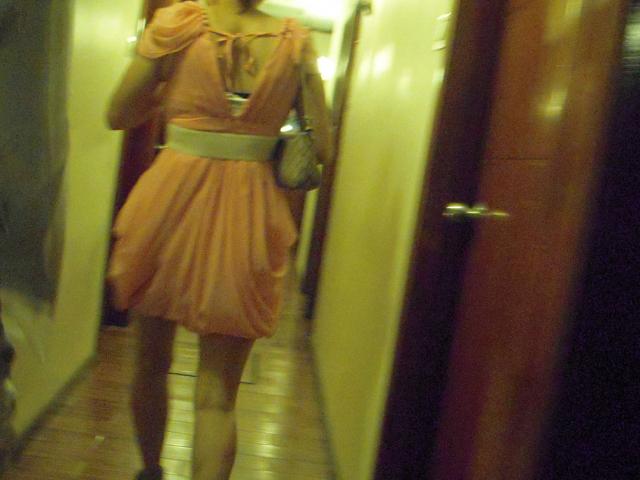 Cô gái say khướt bị cưỡng bức, bắt nói "em yêu anh" trong lúc làm "chuyện ấy"