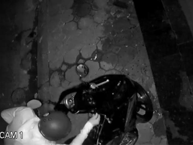 Pháp luật - Clip: Đạo chích phá khoá trong nháy mắt, "nẫng" đi chiếc xe máy trong đêm