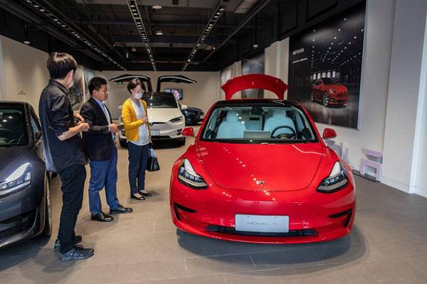 Mỗi chiếc xe ô tô chạy bằng điện Model 3 của Tesla có giá 85.000 đô la Úc (hơn 1,3 tỷ VNĐ).