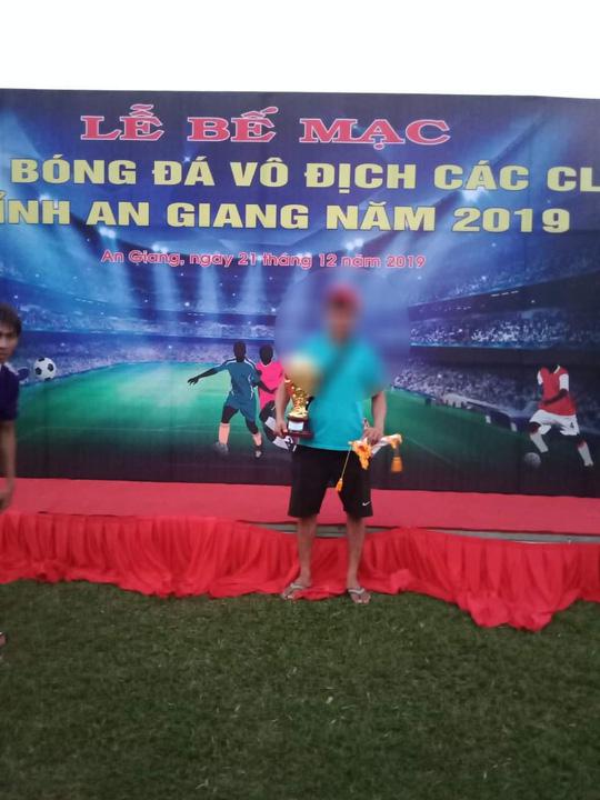 Thủ môn Tấn cùng đồng đội đoạt giải cao nhất cúp các câu lạc bộ bóng đá tỉnh An Giang năm 2019. Ảnh: A.H.T