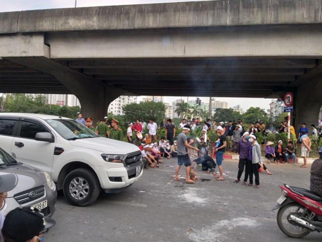 Tin tức trong ngày - Gia đình cầm di ảnh nạn nhân tai nạn ngồi giữa đường Hà Nội, giao thông ùn ứ