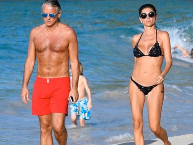 Bóng đá - HLV từng giúp Man City "hủy diệt" MU 6-1 khoe vợ hai "bốc lửa" ở bãi biển