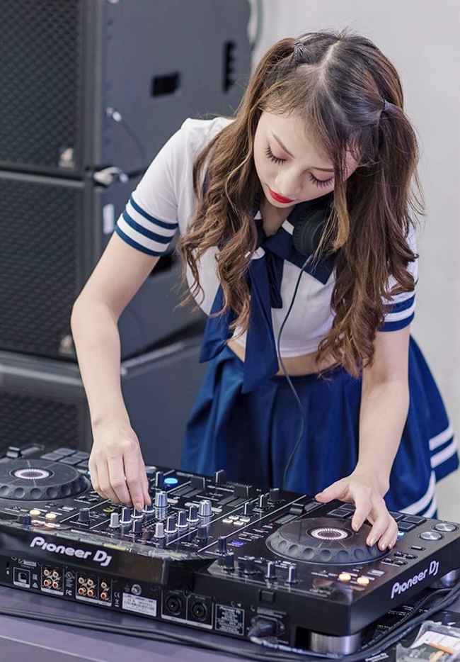 Nữ DJ xuất hiện với hình ảnh đa dạng nhưng chủ yếu thiên về sexy.
