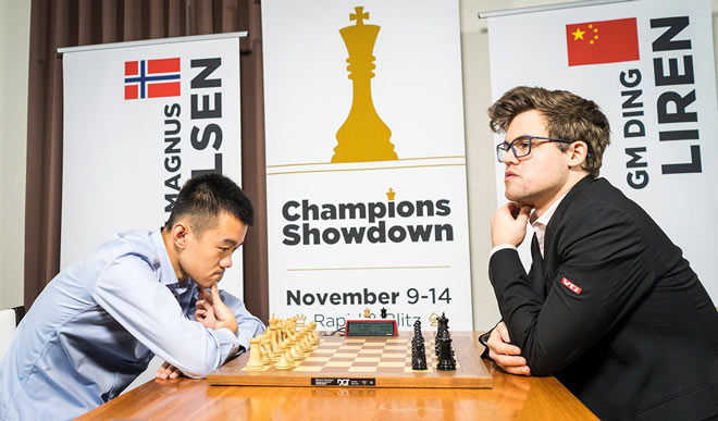 Carlsen (phải) đã xin thua Ding Liren (trái) ngay nước thứ 4, ván 2, trận bán kết 1&nbsp;Chessable Masters 2020