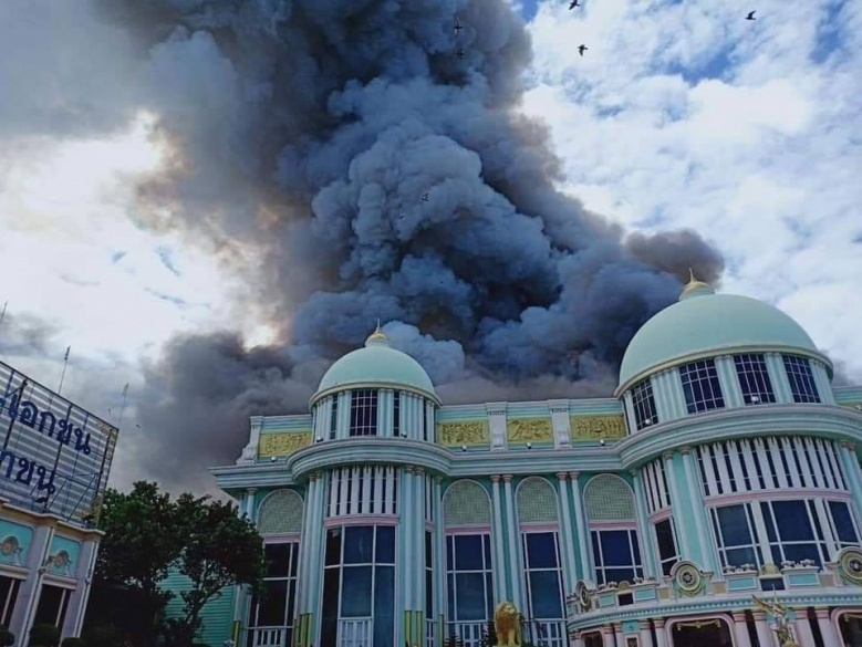 Cung điện Sukhawadee của tỷ phú người Thái bất ngờ bốc cháy dữ dội (ảnh: Daily Mail)