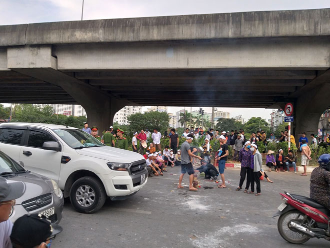 Gia đình nạn nhân mang di ảnh ra đường ngồi khiến giao thông bị ùn tắc.