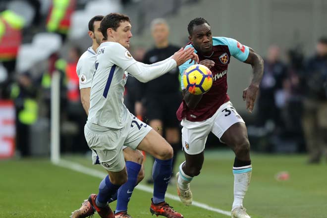 Chelsea (áo trắng) có thể phải đối mặt nhiều khó khăn trước West Ham