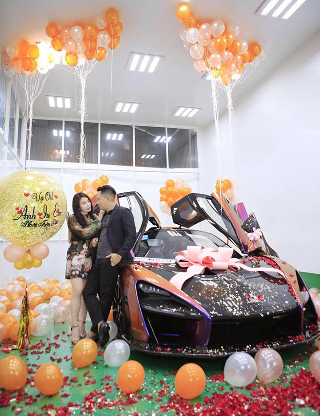 Chị Phan Thị Mai – anh Hoàng Kim Khánh trao nhau cử chỉ thân mật bên siêu xe triệu đô.