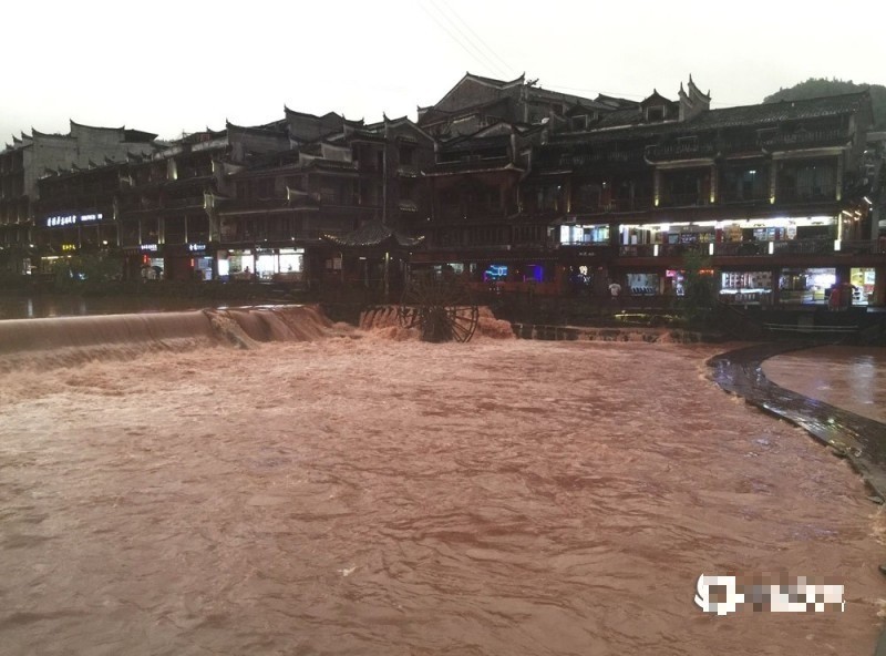 Phượng Hoàng cổ trấn nổi tiếng Trung Quốc chìm trong dòng lũ (ảnh: Taiwannews)