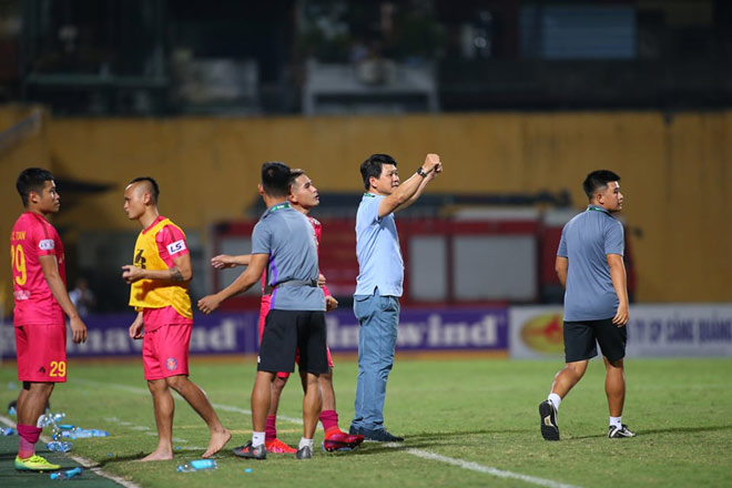 Thắng sốc Hà Nội, ông bầu "dị" nhất V-League lộ bí quyết độc cô cầu bại - 3