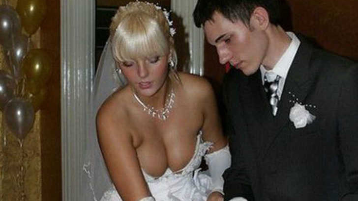 Váy cưới của cô dâu thích khác người khiến quan khách dễ giật mình thon thót - 2