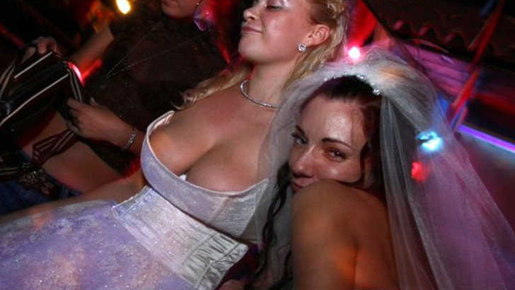 Váy cưới của cô dâu thích khác người khiến quan khách dễ giật mình thon thót - 4
