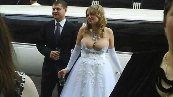 Váy cưới của cô dâu thích khác người khiến quan khách dễ giật mình thon thót - 5
