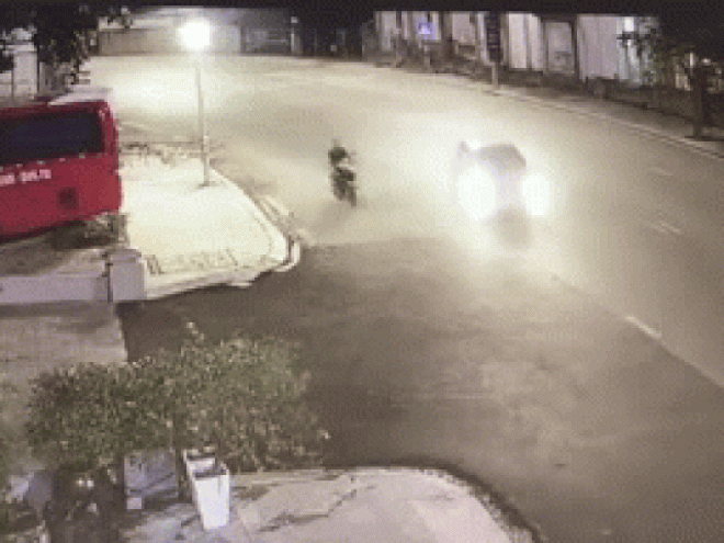 Video: Sốc cảnh lái xe máy va chạm với ôtô, thoát chết trong gang tấc - 1