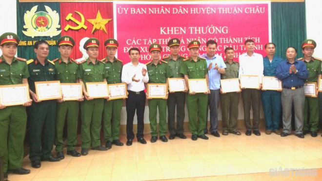 UBND huyện Thuận Châu khen thường tập thể và các nhân phá án.