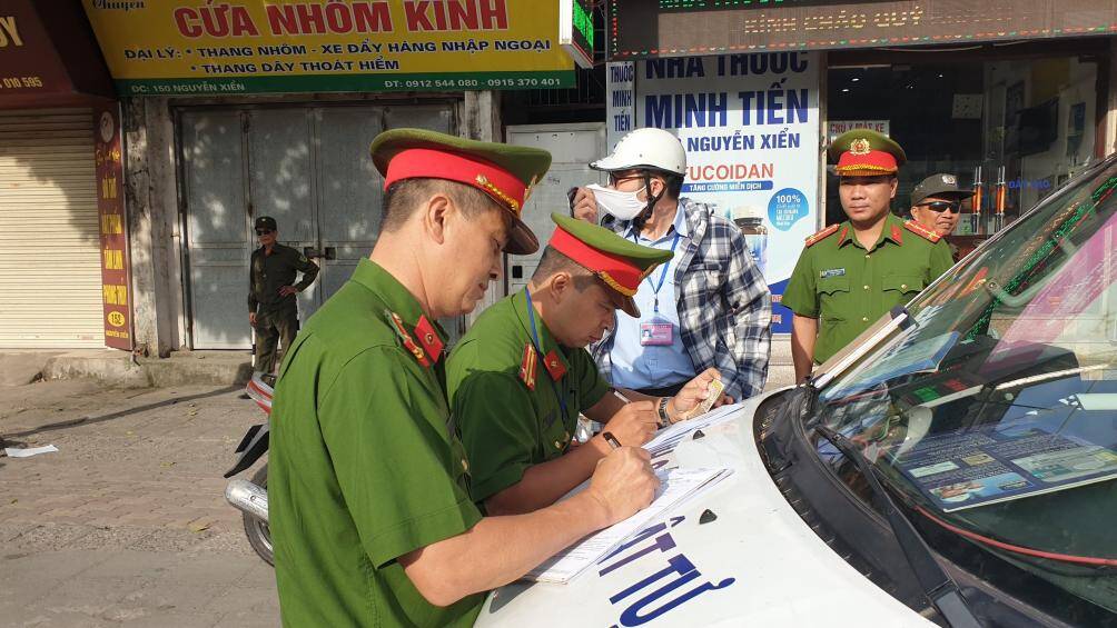 Công an "mỏi tay" lập biên bản phạt dòng người đi ngược chiều ở Nguyễn Xiển - 1