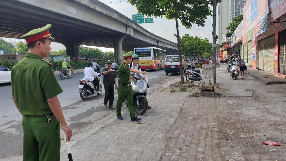 Công an "mỏi tay" lập biên bản phạt dòng người đi ngược chiều ở Nguyễn Xiển - 2
