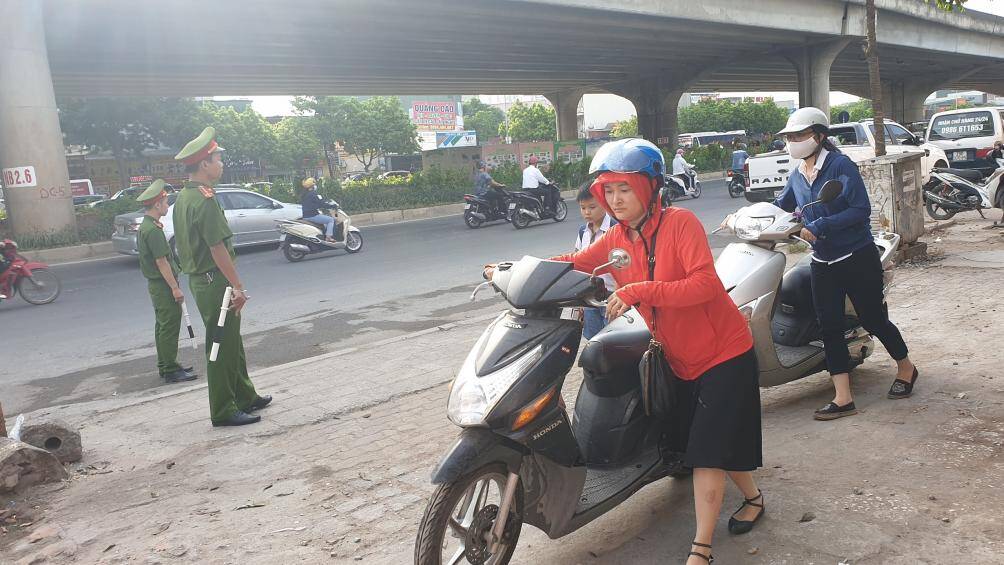 Công an "mỏi tay" lập biên bản phạt dòng người đi ngược chiều ở Nguyễn Xiển - 3
