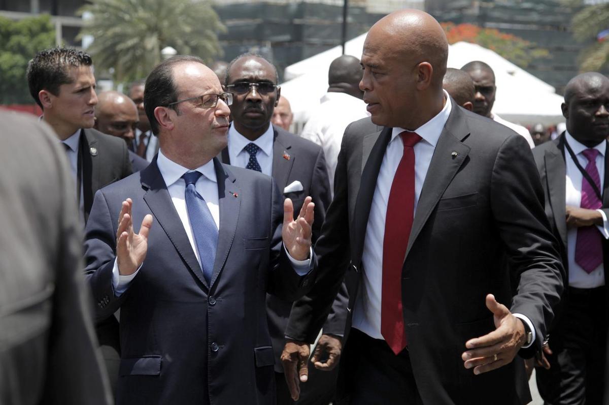 Tổng thống Pháp Francois Hollande trong chuyến thăm Haiti năm 2015 (Ảnh: Reuters)
