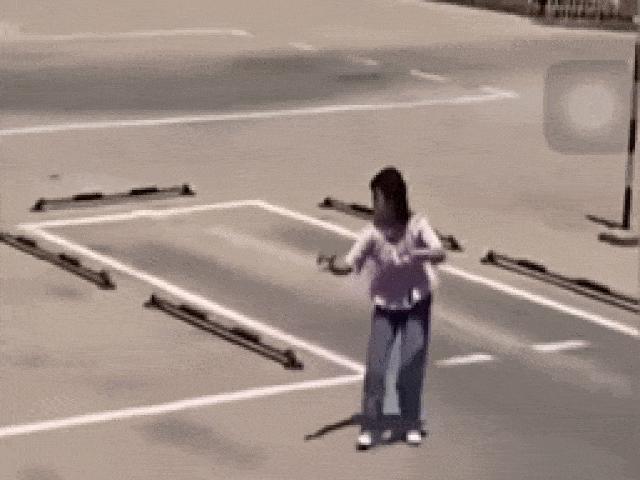 Ô tô - Video: Phì cười cô gái học lùi chuồng ôtô, khua tay như võ mèo