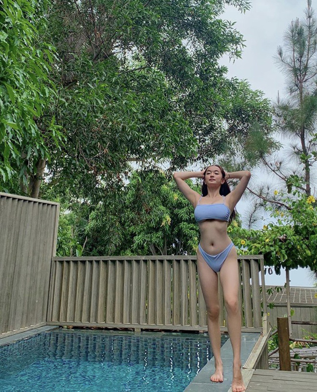 Kaity Nguyễn mới đây lại khiến dân tình xôn xao khi khoe body nuột nà trong bộ bikini khi đi nghỉ dưỡng. Thoát khỏi mác "siêu vòng một", Kaity trở nên gợi cảm tự tin hơn.
