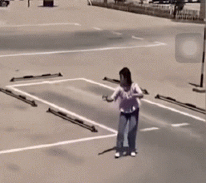 Video: Phì cười cô gái học lùi chuồng ôtô, khua tay như võ mèo - 1