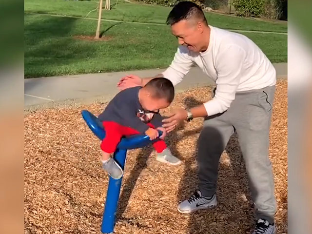 Video Clip Cười - Khi các ông bố có "tay nhanh hơn não"