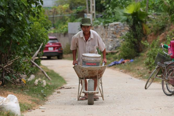 Anh La Văn Hùng đẩy xe rùa vào rừng  tìm nước
