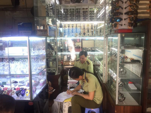 Thị trường - Tiêu dùng - Trung tâm thương mại, siêu thị vẫn công khai bán hàng lậu