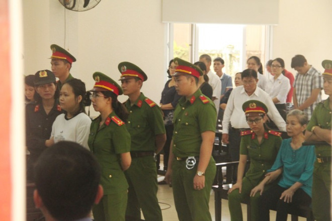 Nhóm bị cáo nghe tòa tuyên án