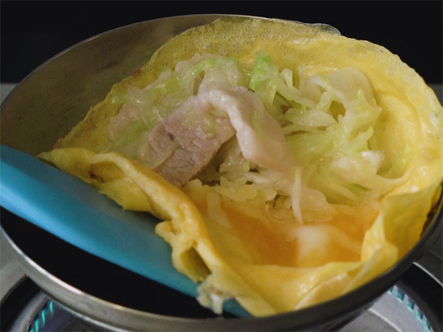 Ẩm thực - VIDEO: Trứng rán kiểu bánh xèo, làm cực một chút nhưng thành phẩm ngon "vô đối"