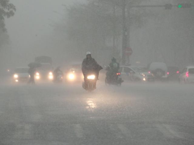 Tin tức trong ngày - Miền Bắc có mưa dông rải rác trước khi nắng nóng gay gắt quay trở lại