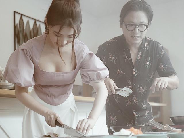 Giải trí - Vào bếp nấu ăn, Jolie Nguyễn gây chú ý vì trang phục táo bạo