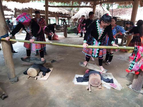 Phụ nữ Sin Suối Hồ đang thông vải