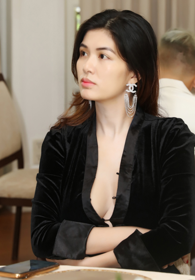 Dù đã &#34;chữa cháy&#34; cho trang phục có phần hớ hênh nhưng Oanh Yến vẫn cảm giác không tự tin. Cô vòng tay lại để cố định vùng ngực của váy.

