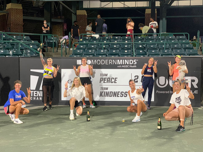 Bouchard và các tay vợt nữ tuân thủ nghiêm ngặt quy định giãn cách khi tham dự giải tennis