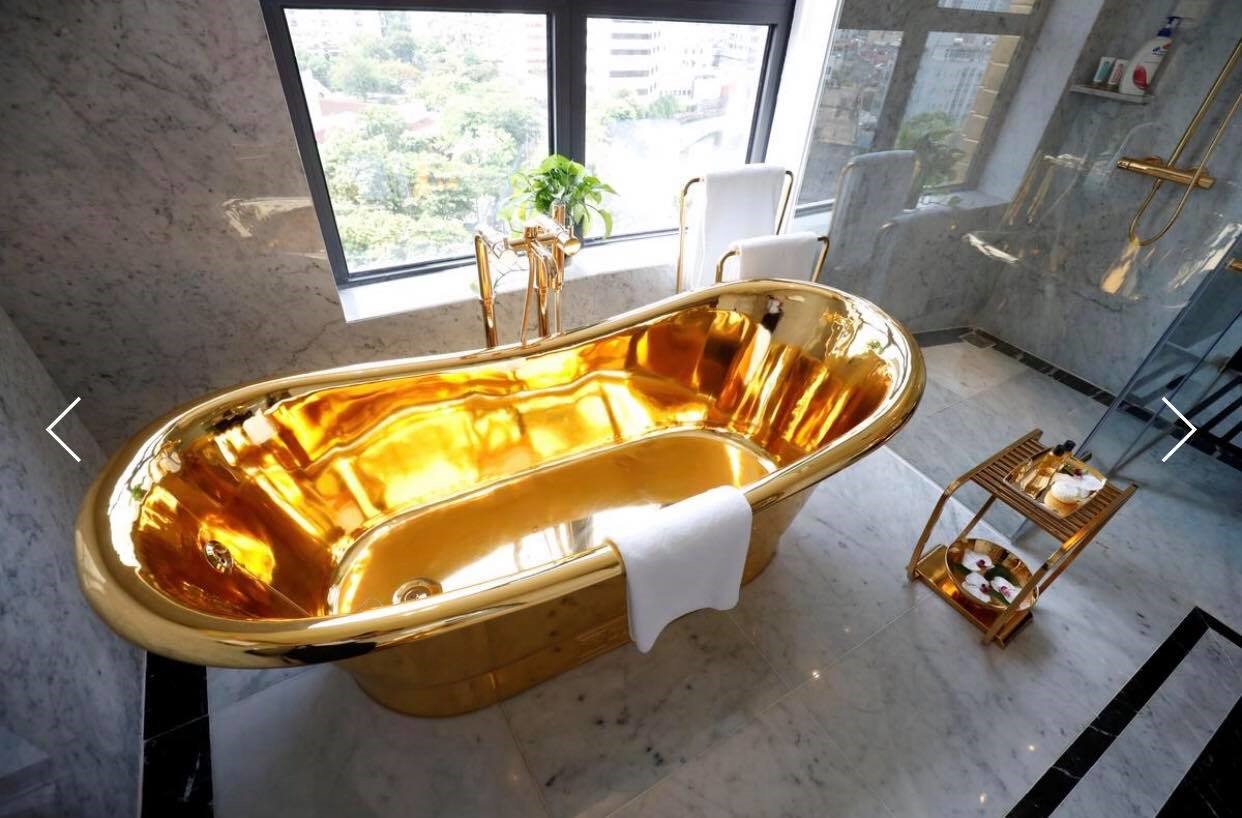 Bồn tắm dát vàng ở khách sạn Golden Lake (ảnh: Reuters)
