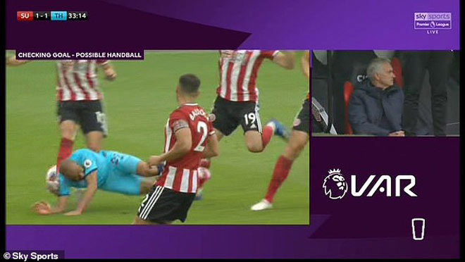 Tình huống tổ VAR và trọng tài chính Chris Kavanagh phát hiện lỗi để bóng chạm tay của Lucas Moura